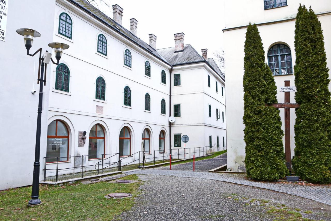 Historicky Putnicky Dom Hotel Marianka Exterior photo